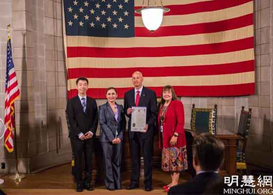 Image for article Un pratiquant de Falun Gong raconte l'histoire de la persécution en Chine tandis que le gouverneur du Nebraska déclare le « Mois du souvenir des victimes du communisme »