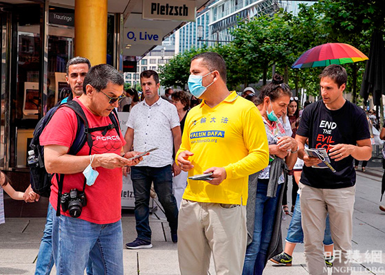 Image for article Soutien public à Francfort et condamnation de vingt-deux ans de persécution : « Ce que vous faites en vaut la peine »