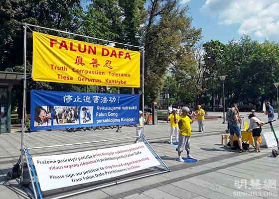Image for article Vilnius, Lituanie : Les habitants remercient les pratiquants d'avoir « apporté une énergie pure et juste au monde »
