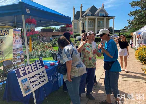 Image for article Chicago : Les habitants apprennent les exercices de Falun Dafa au festival Libertyville Days