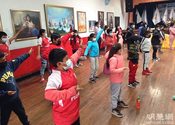 Image for article Callao, Pérou : L’exposition l'Art de Zhen Shan Ren touche les visiteurs