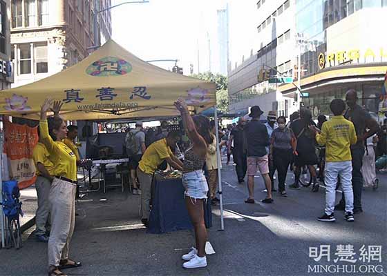 Image for article Les visiteurs de la foire de Broadway Village à New York : « L'Authenticité, la Bienveillance et la Tolérance sont des valeurs universelles »