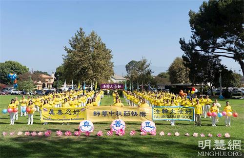 Image for article Los Angeles : Les pratiquants de Falun Dafa expriment leur gratitude et souhaitent au vénérable Maître une joyeuse fête de la Mi-Automne