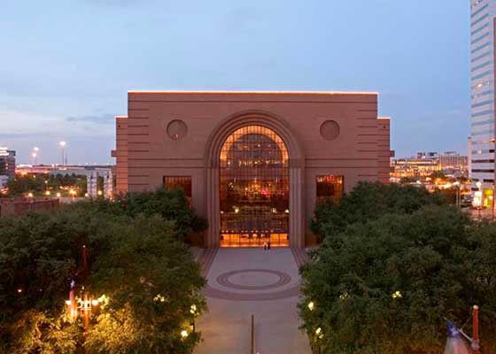 Image for article Les amateurs de théâtre de Houston sont enthousiasmés par Shen Yun : « Fabuleux dans tous les sens du terme »