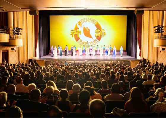 Image for article Les amateurs de théâtre de trois États américains chérissent Shen Yun : « Un magnifique sentiment d’espoir »
