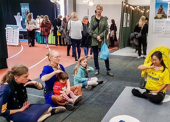 Image for article Présenter le principe Authenticité-Bienveillance-Tolérance et enseigner les exercices du Falun Dafa à l'Harmony Expo de Solna en Suède