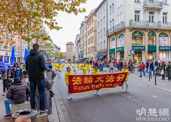 Image for article Le grand défilé et le rassemblement des pratiquants à Munich qualifiés de « spectaculaires et puissants »