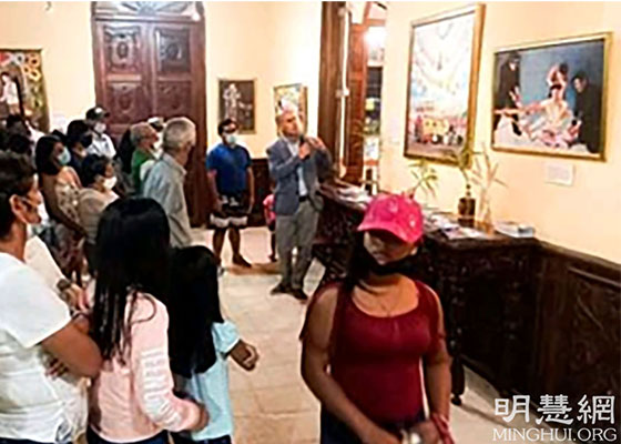 Image for article Pérou : Le consul italien affirme que les œuvres d’art racontant l’histoire du Falun Gong doivent être exposées dans le monde entier