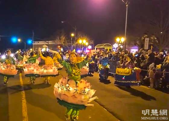 Image for article Connecticut : Le Falun Dafa accueilli par des applaudissements au défilé des fêtes et à l'illumination de sapin de Branford