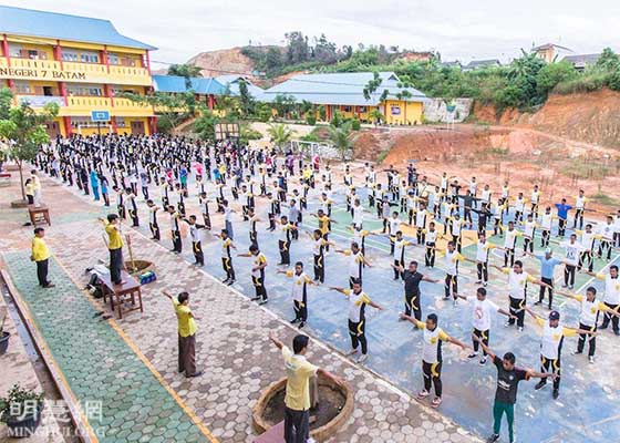 Image for article Le Falun Dafa adopté par les étudiants et les enseignants sur les campus de Batam, en Indonésie