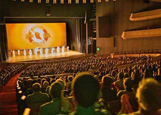 Image for article Le public exprime son enthousiasme lors de la tournée des sept compagnies Shen Yun dans neuf villes des États-Unis et une ville en Allemagne