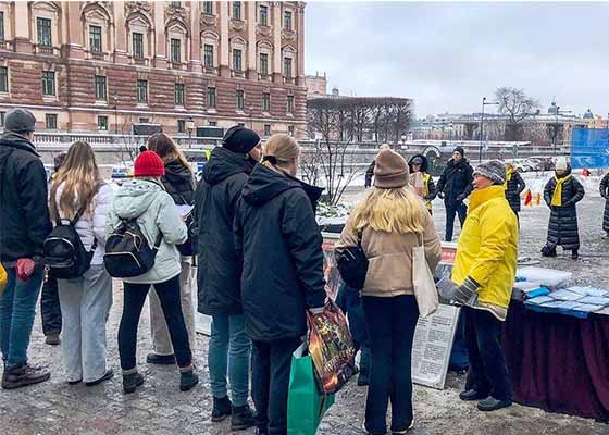 Image for article Des Suédois condamnent la persécution continue du Falun Dafa par le régime chinois