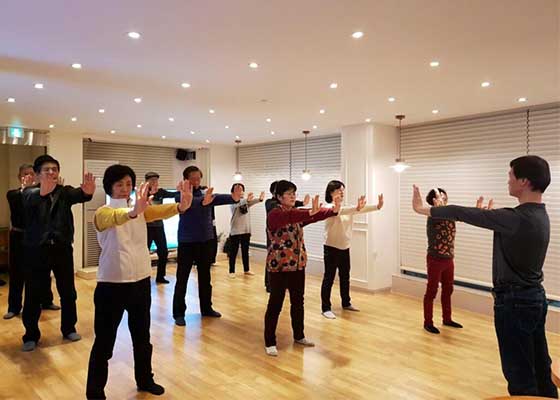 Image for article Séoul, Corée du Sud : La librairie Tianti organise le 100<SUP>e</SUP> stage d’introduction au Falun Dafa de neuf jours