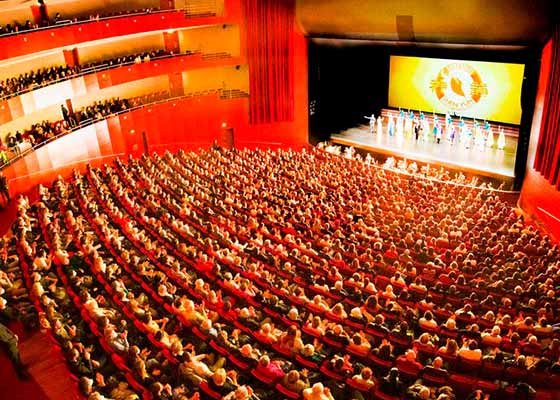 Image for article Le miraculeux pouvoir de guérison d’une représentation de Shen Yun : « Je suis debout sans [mes béquilles] »