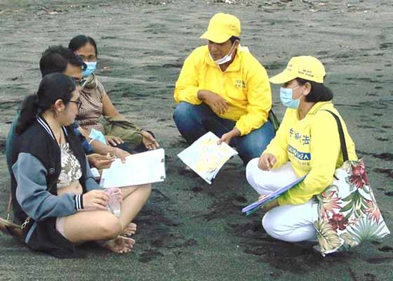 Image for article Indonésie : Les baigneurs de Bali soutiennent la pétition des pratiquants de Falun Gong pour mettre fin à la persécution en Chine
