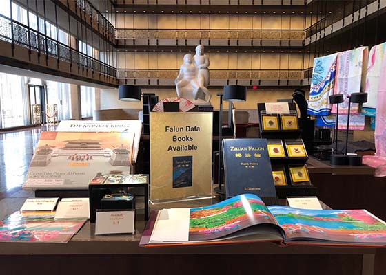 Image for article Des spectateurs désireux d’apprendre le Falun Dafa après avoir fait l’expérience de Shen Yun