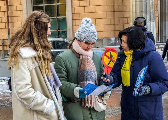 Image for article Stockholm : La présence des pratiquants sur Mynttorget ravive l’intérêt pour le Falun Gong