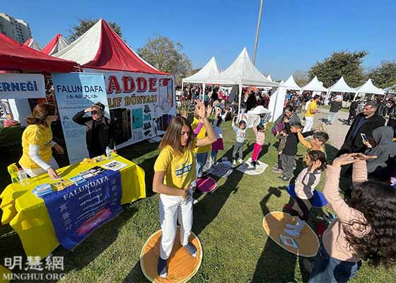 Image for article Le Falun Dafa est populaire au Festival de la fleur d’oranger d’Adana, Turquie