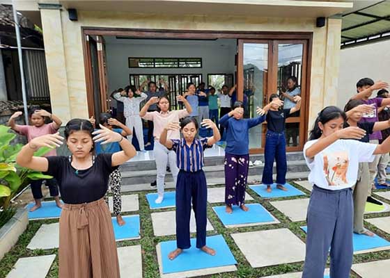 Image for article Indonésie : de jeunes pratiquants présentent le Falun Dafa aux touristes