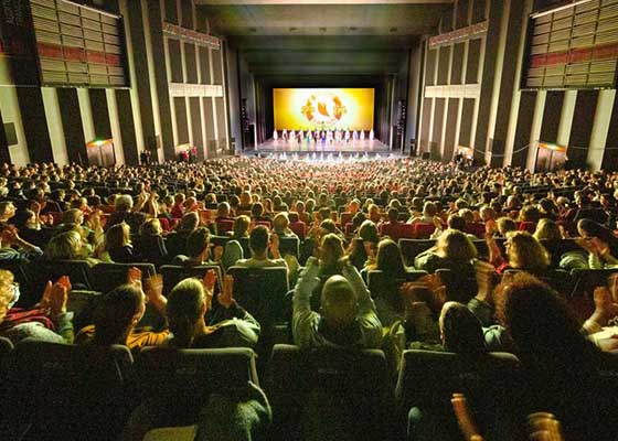 Image for article Les amateurs de théâtre de cinq pays apprécient Shen Yun : « Vraiment adorable et paisible »