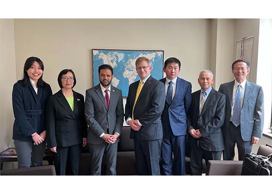 Image for article L’ambassadeur itinérant des États-Unis pour la liberté religieuse dans le monde a rencontré des pratiquants de Falun Gong à l’occasion de l’anniversaire de « l’Appel pacifique du 25 avril »