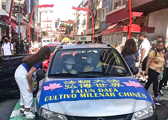 Image for article Sao Paulo, Brésil : Des pratiquants sensibilisent les gens au Falun Dafa