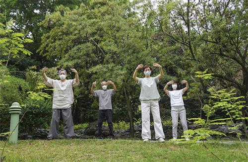 Image for article Hong Kong : Les pratiquants de Falun Dafa apportent de l’espoir aux habitants