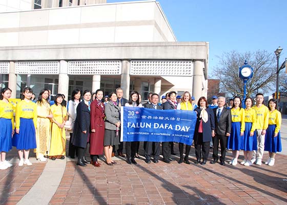 Image for article Proclamations et drapeaux hissés en Ontario, au Canada, en signe de célébration : « Authenticité-Bienveillance-Tolérance est le moyen de maintenir la paix durant la pandémie »