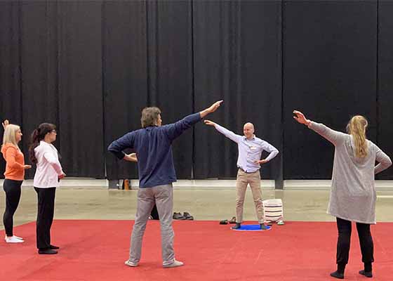 Image for article Finlande : Des visiteurs au Salon de la santé sont informés sur le Falun Dafa