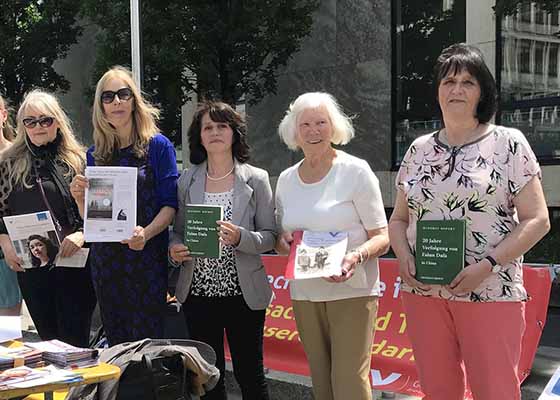 Image for article Le livre « Rapport de Minghui : Les 20 ans de la persécution du Falun Gong en Chine » attire l’attention lors de la cérémonie de remise du Prix international des droits de l’homme à Nuremberg