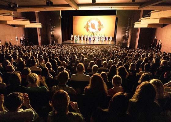 Image for article Les spectateurs à travers deux continents sont émus par Shen Yun : « Quelque chose que le monde a besoin de voir »