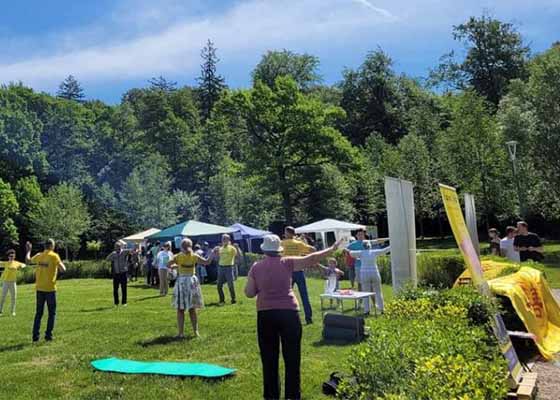 Image for article Brasov, Roumanie : Les pratiquants répandent la beauté du Falun Dafa