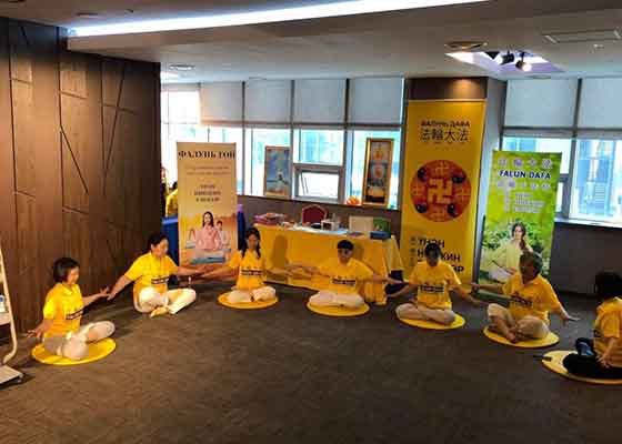 Image for article Mongolie : Le Falun Dafa attire les jeunes au salon de la Santé d’Oulan-Bator
