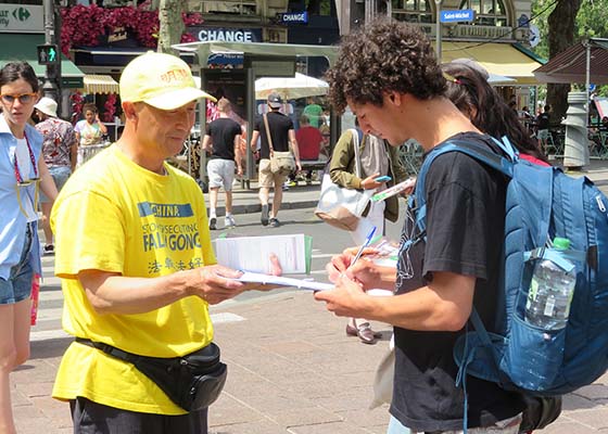 Image for article Paris, France : Les pratiquants sensibilisent à la persécution du PCC, le public condamne la brutalité
