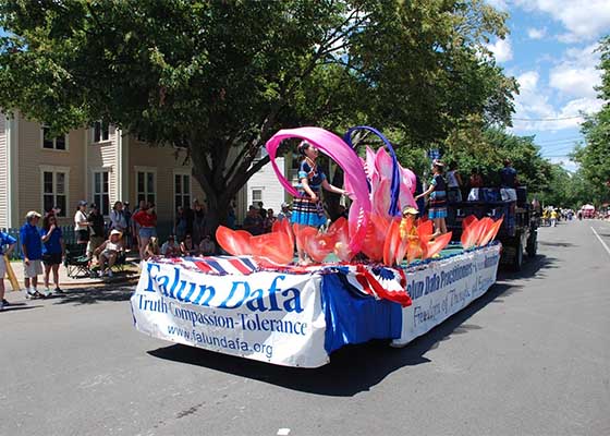 Image for article Bristol, Rhode Island : Les pratiquants de Falun Gong sont invités au plus ancien défilé américain du 4 juillet