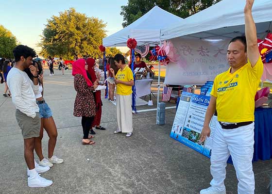 Image for article Plano, Texas : Présenter le Falun Dafa au spectacle de feu d'artifice du 4 juillet, Jour de l'Indépendance