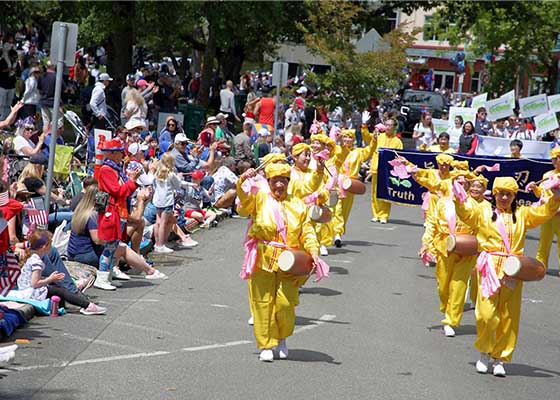 Image for article Seattle, Washington : Des pratiquants de Falun Dafa participent au défilé annuel du 4 juillet à Kirkland