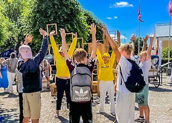 Image for article Des pratiquants de Suède sensibilisent à la persécution du Falun Gong en Chine lors du forum annuel d’Almedalen