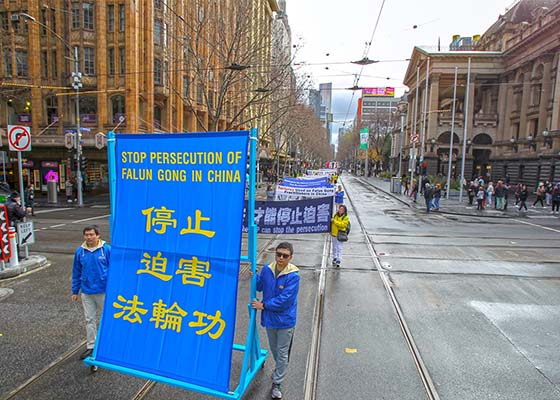 Image for article Melbourne, Australie : Une marche pour résister contre les vingt-trois ans de persécution du Falun Gong par le PCC touche le public