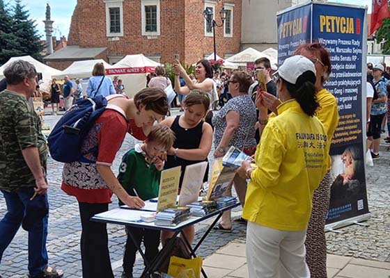 Image for article Pologne : Promouvoir le Falun Dafa dans le centre historique de Sandomierz