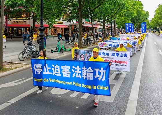 Image for article Allemagne : Le public loue la résilience des pratiquants lors d’un défilé à Berlin dénonçant des décennies de persécution