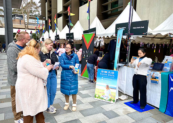 Image for article Australie : Le club de Falun Dafa présente la pratique spirituelle aux enseignants et aux étudiants pendant la semaine d’orientation