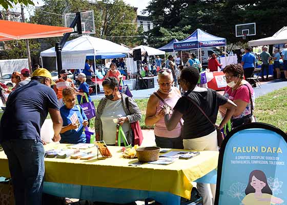 Image for article Pennsylvanie, États-Unis : Les pratiquants ont présenté le Falun Dafa lors de la journée communautaire de la sénatrice d’État à Philadelphie