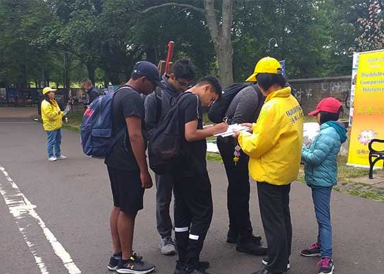Image for article Édimbourg, Écosse : Les pratiquants de Falun Dafa célèbrent le 23e anniversaire de la résistance pacifique