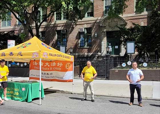 Image for article New York : Le Falun Dafa est bien accueilli par la population locale à la fête de Rego Park