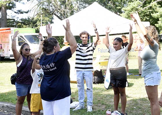 Image for article Philadelphie, États-Unis : Les habitants apprennent le Falun Dafa lors d’événements communautaires organisés par la sénatrice