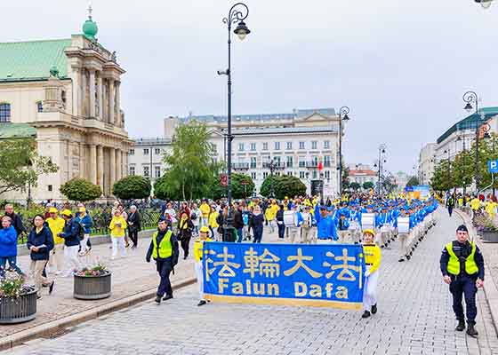 Image for article Pologne : Le défilé du Falun Dafa promouvant Authenticité-Bienveillance-Tolérance apporte une bonne énergie
