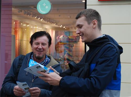 Image for article Varsovie, Pologne : Découvrir le Falun Gong grâce au défilé des pratiquants