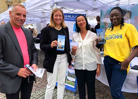 Image for article Paris, France : Présentation du Falun Dafa dans les grandes fêtes de quartier
