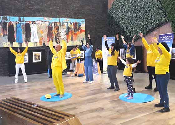 Image for article Présenter le Falun Dafa dans un centre commercial d’Ankara, en Turquie